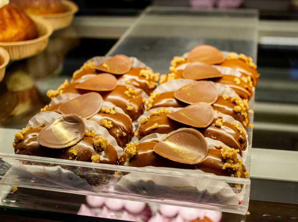 Indulgez dans des pâtisseries au chocolat de luxe garnies de noisettes délicieuses et d'un glaçage brillant.