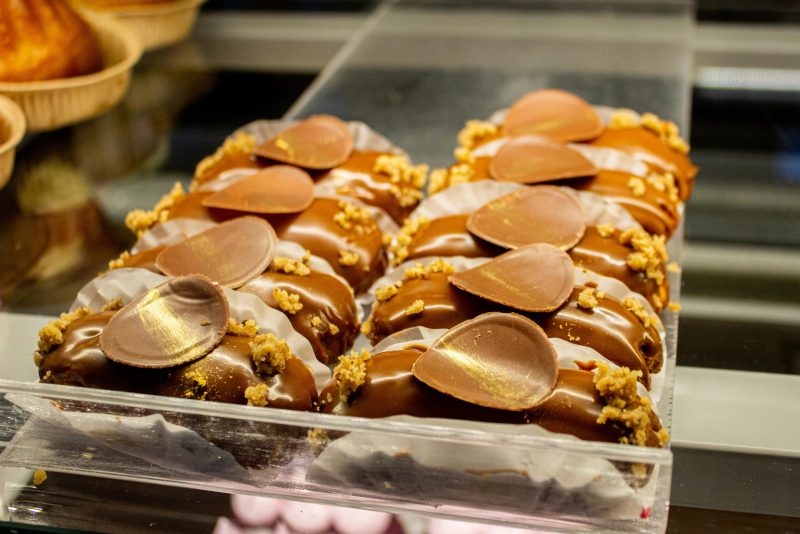 Indulgez dans des pâtisseries au chocolat de luxe garnies de noisettes délicieuses et d'un glaçage brillant.