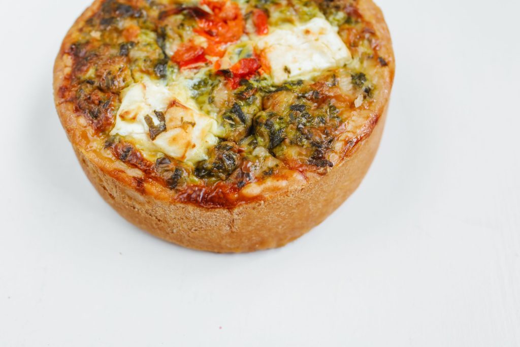 Gros plan appétissant d'une quiche au fromage et aux légumes, parfaite pour le brunch ou le dîner.