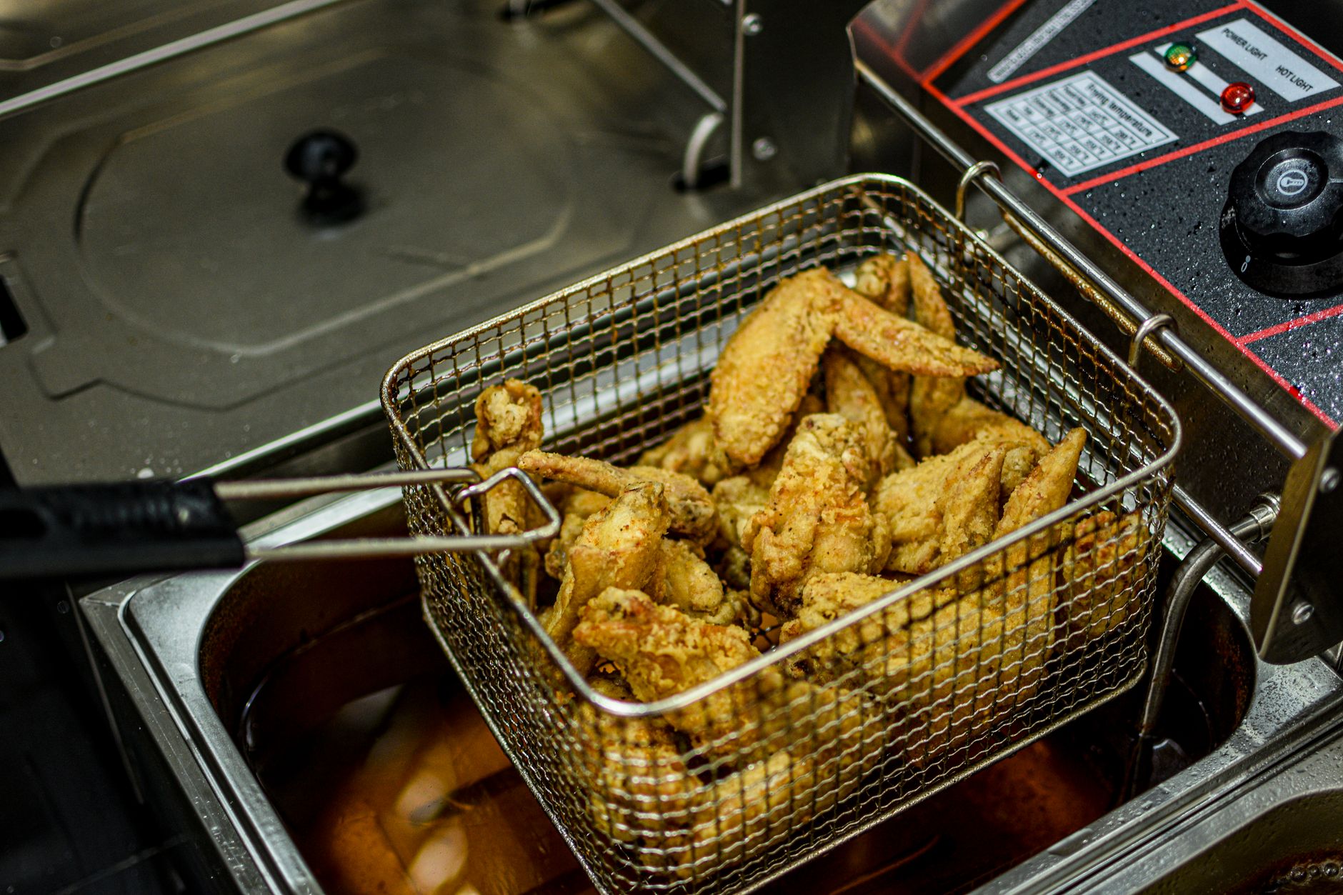 Ailes de poulet dorées cuites à l'air fryer