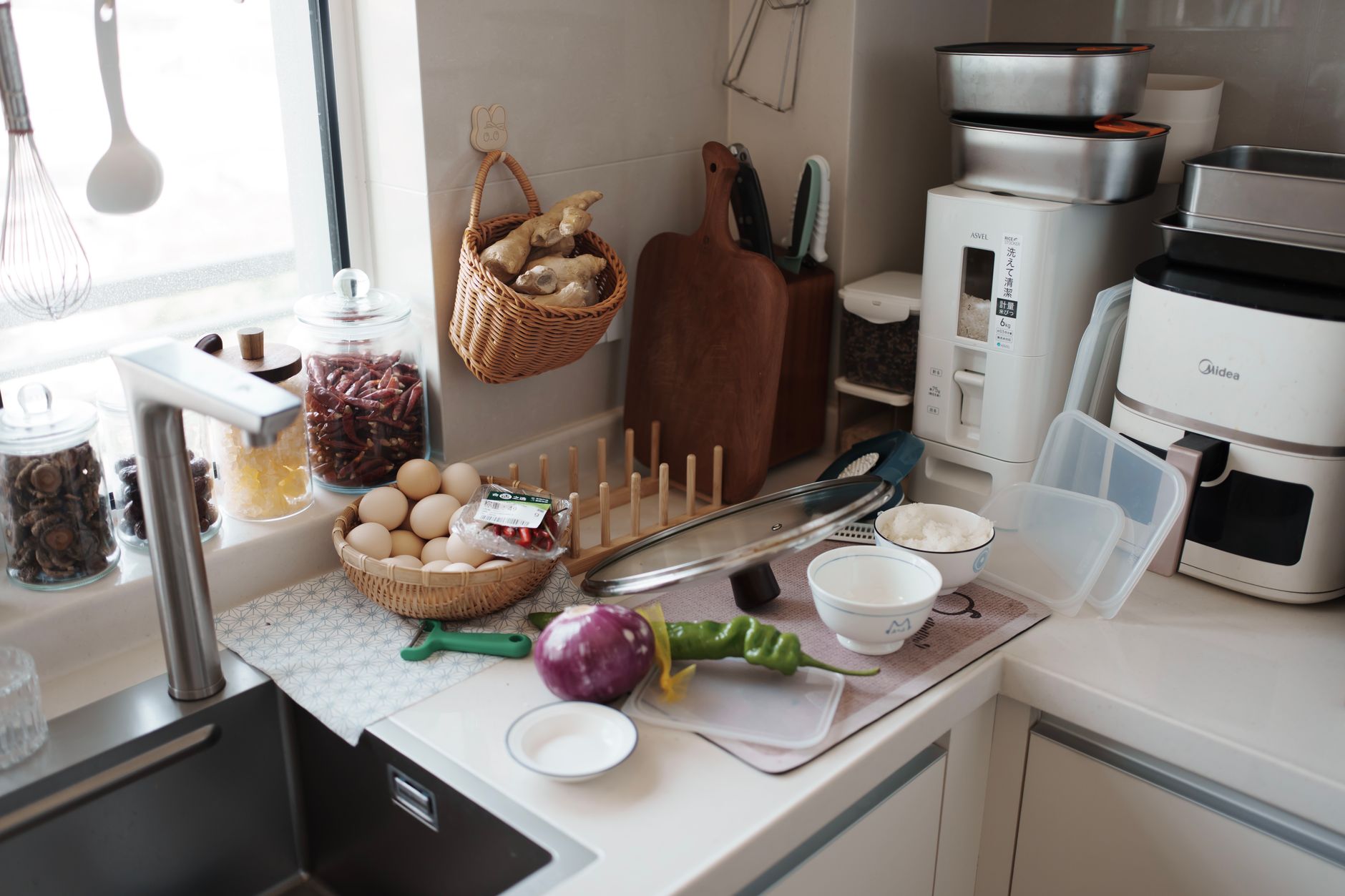 Air fryer posé sur un plan de travail de cuisine