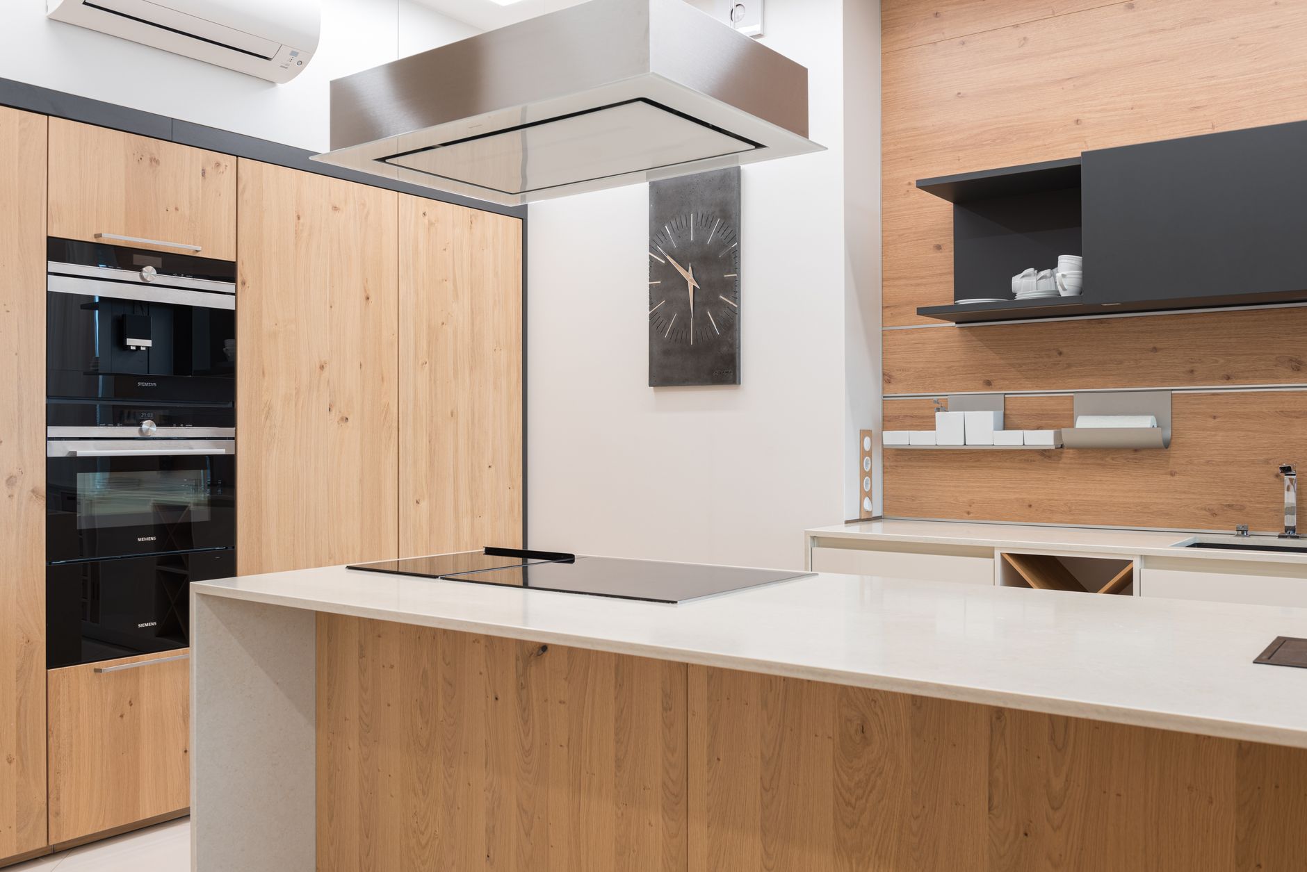 Cuisine moderne avec four et plaque de cuisson