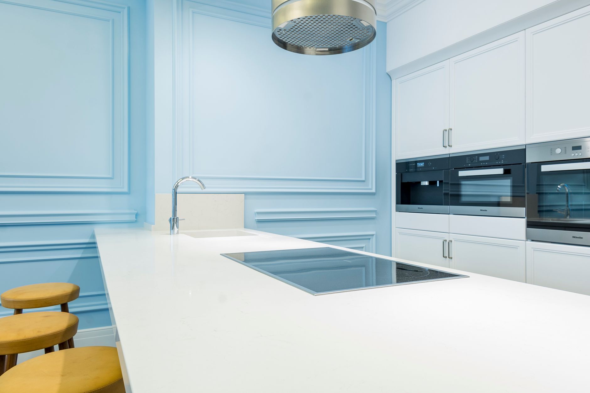 Cuisine équipée avec plan de travail et plaque de cuisson
