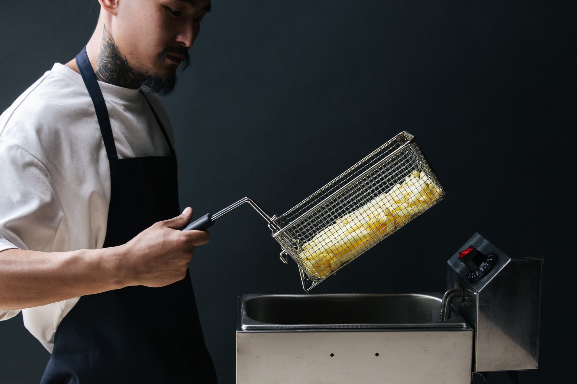 Cuisson de frites dans une friteuse professionnelle
