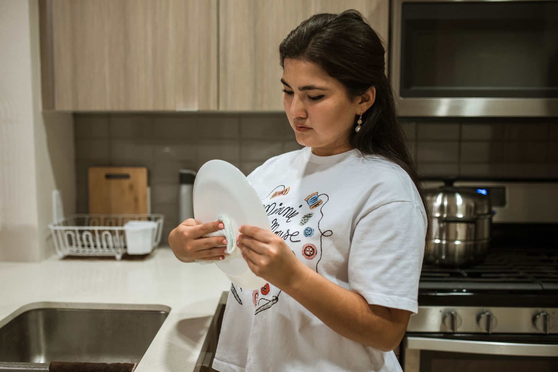 Essuyage d'une assiette dans une cuisine moderne