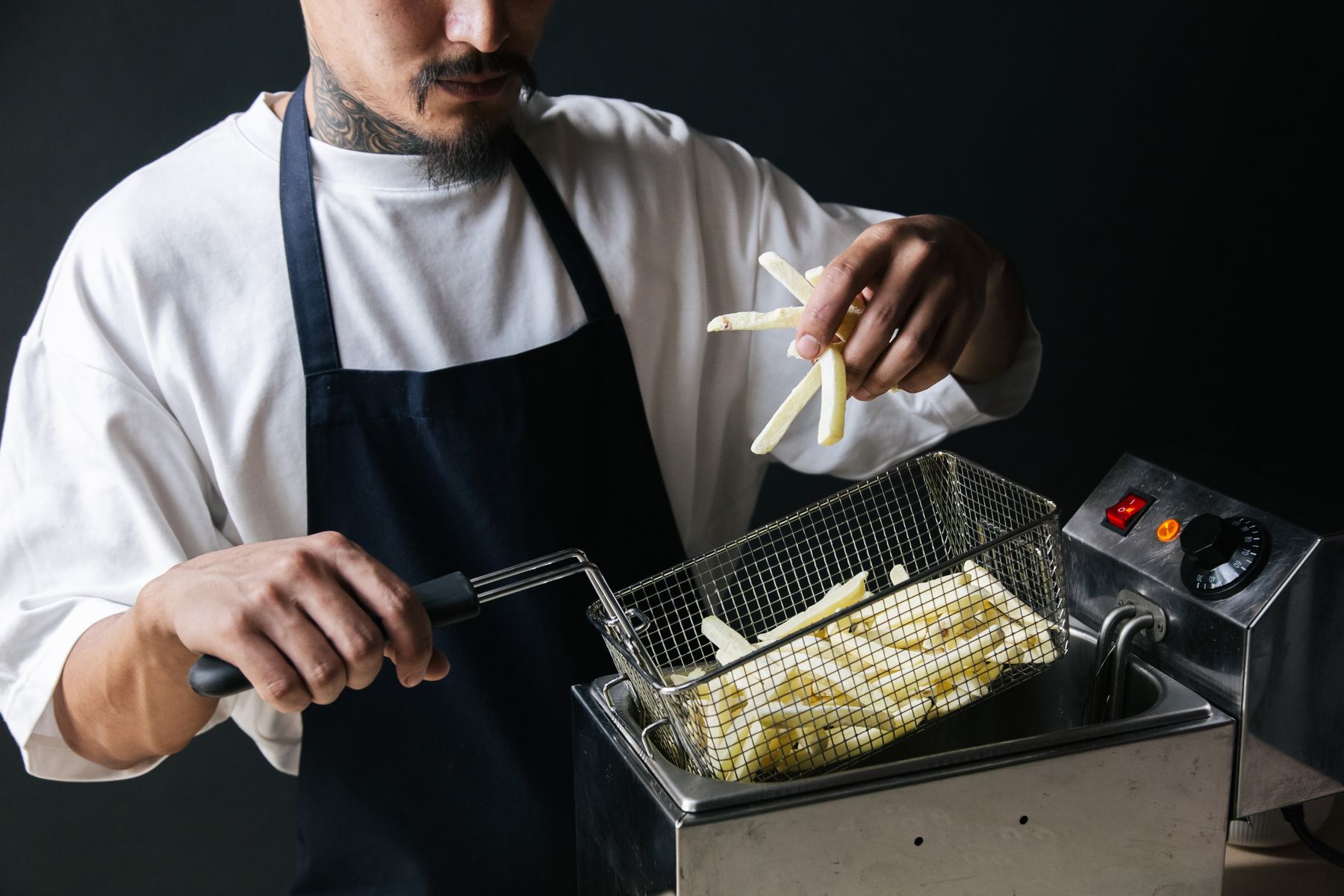 Panier de friture avec frites dans l'huile