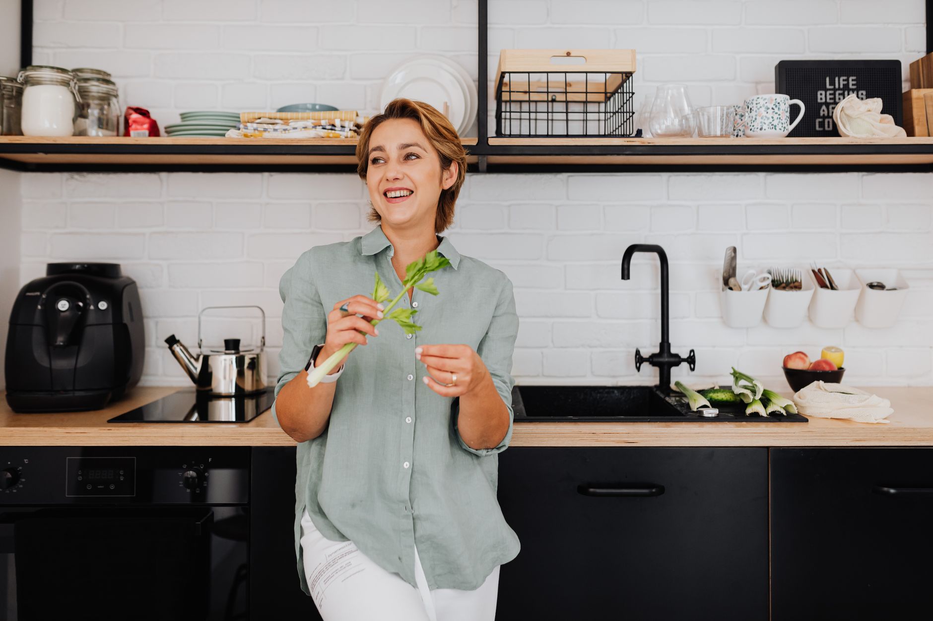 Légumes préparés dans une cuisine moderne