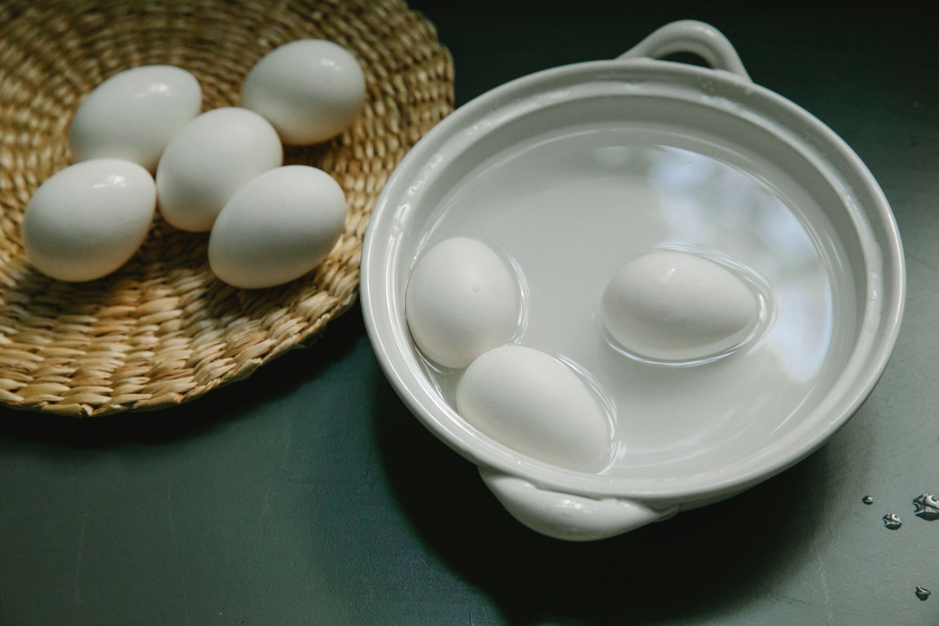 Œufs durs dans une casserole