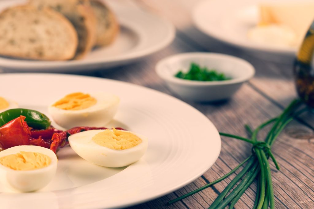 Œufs durs tranchés sur assiette