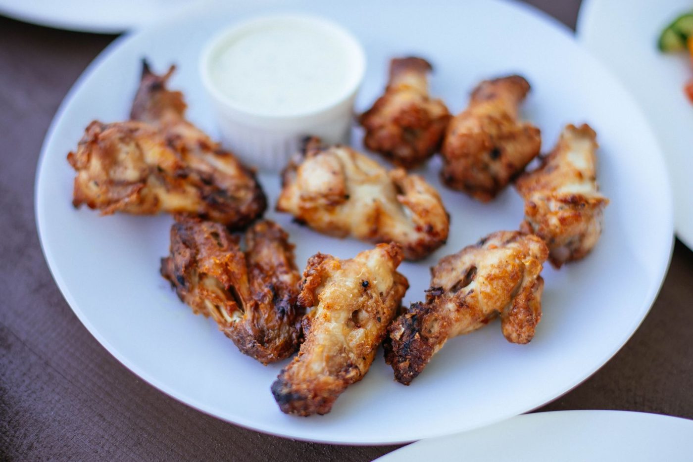 Ailes de poulet rôties et sauce blanche
