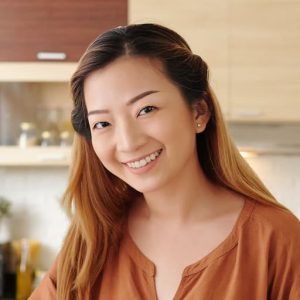 Portrait d'Alicia, souriante, cheveux bruns