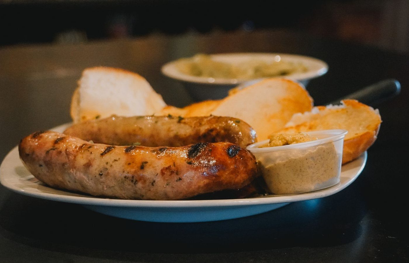 Saucisses grillées servies avec pain et moutarde