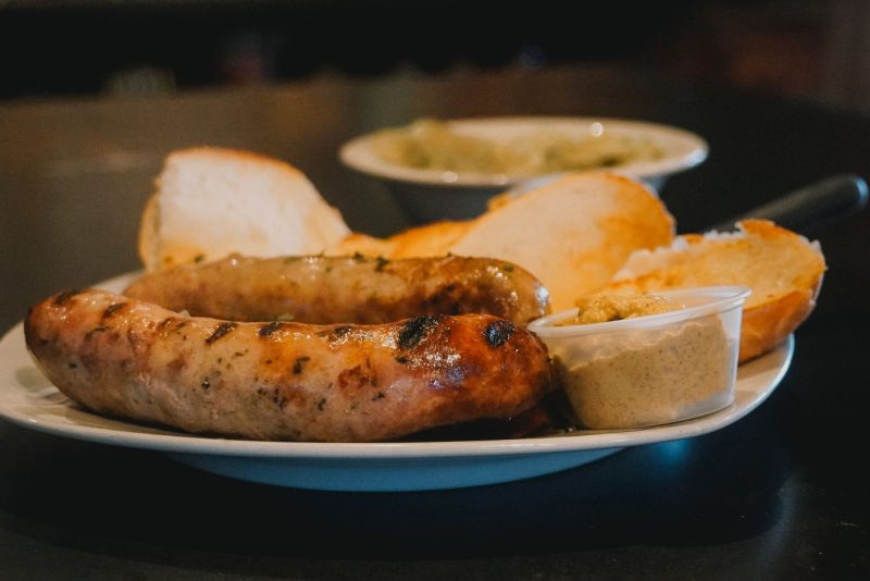 Saucisses grillées servies avec pain et moutarde