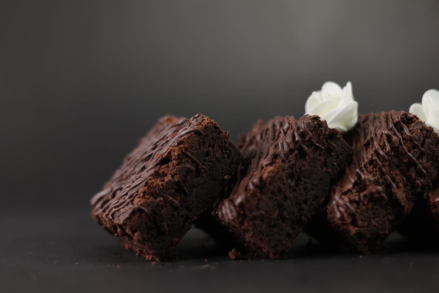 Carrés de brownie au chocolat sur fond sombre