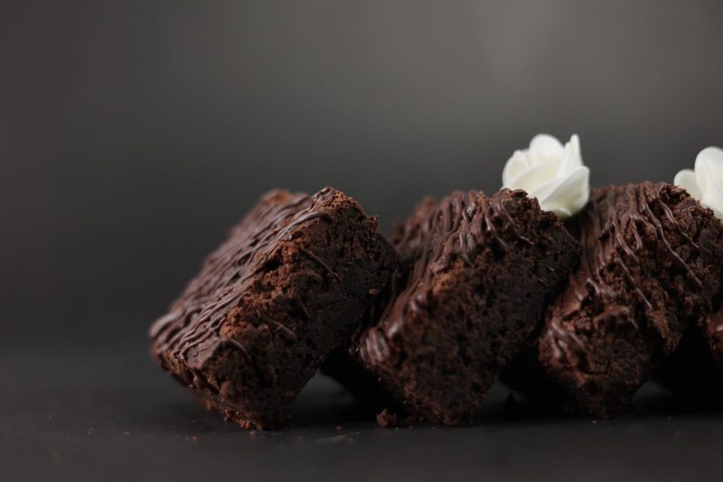 Carrés de brownie au chocolat sur fond sombre