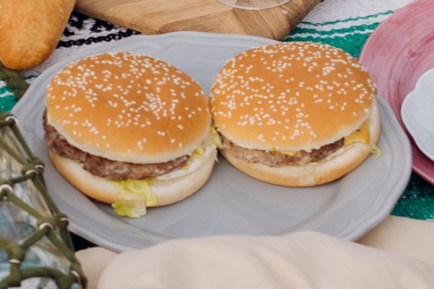 Deux burgers au fromage sur une assiette