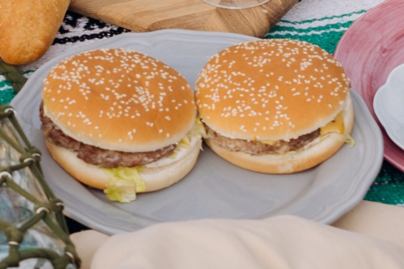 Deux burgers au fromage sur une assiette