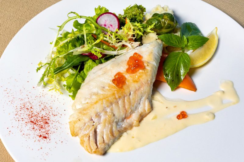 Dos de poisson blanc rôti, salade et sauce citronnée