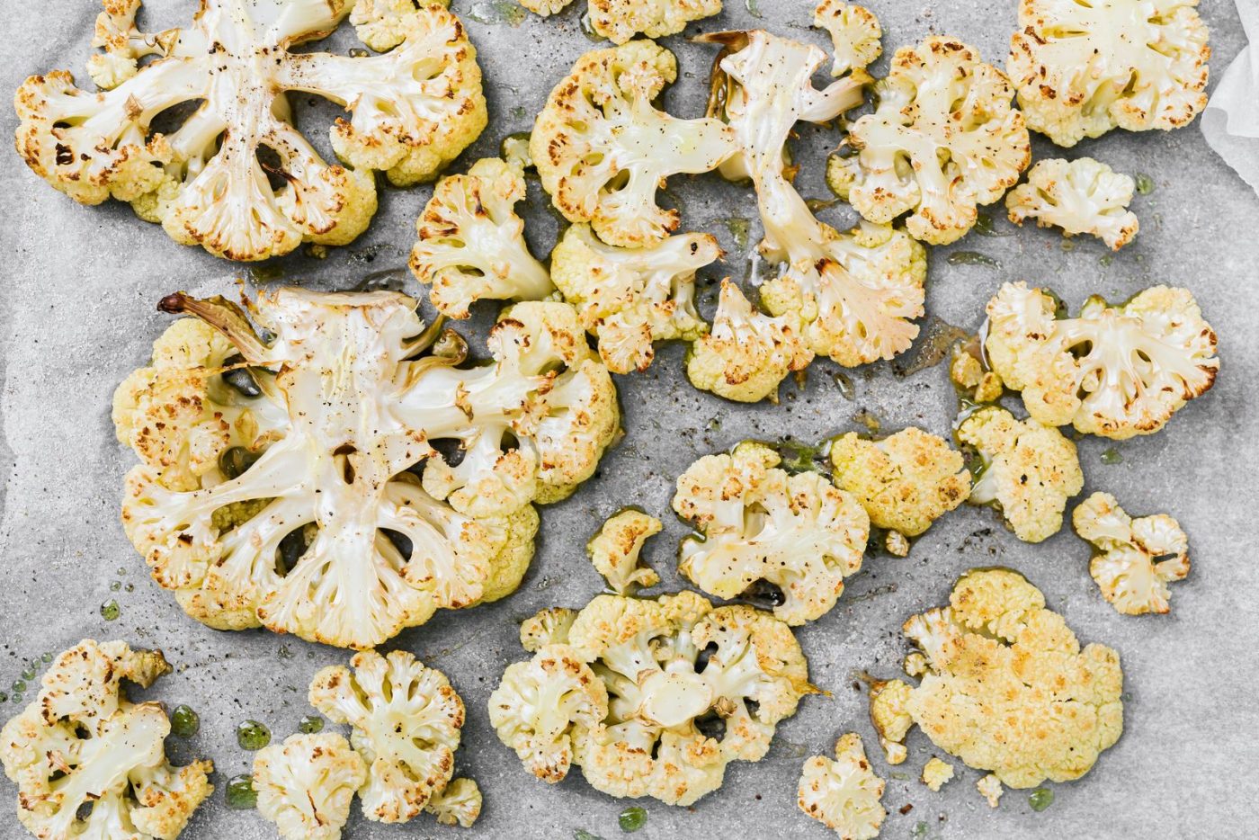 Tranches de chou-fleur rôties sur papier cuisson