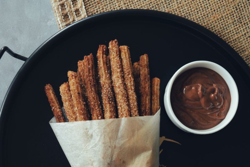 Churros au sucre et petit pot de sauce au chocolat