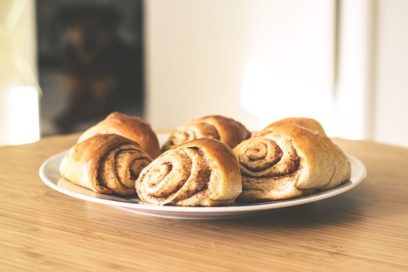 Roulés à la cannelle sur une assiette