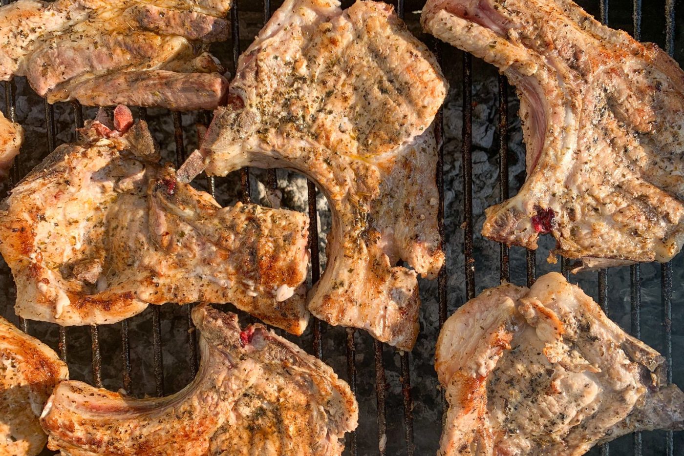 Côtelettes de porc grillées aux épices