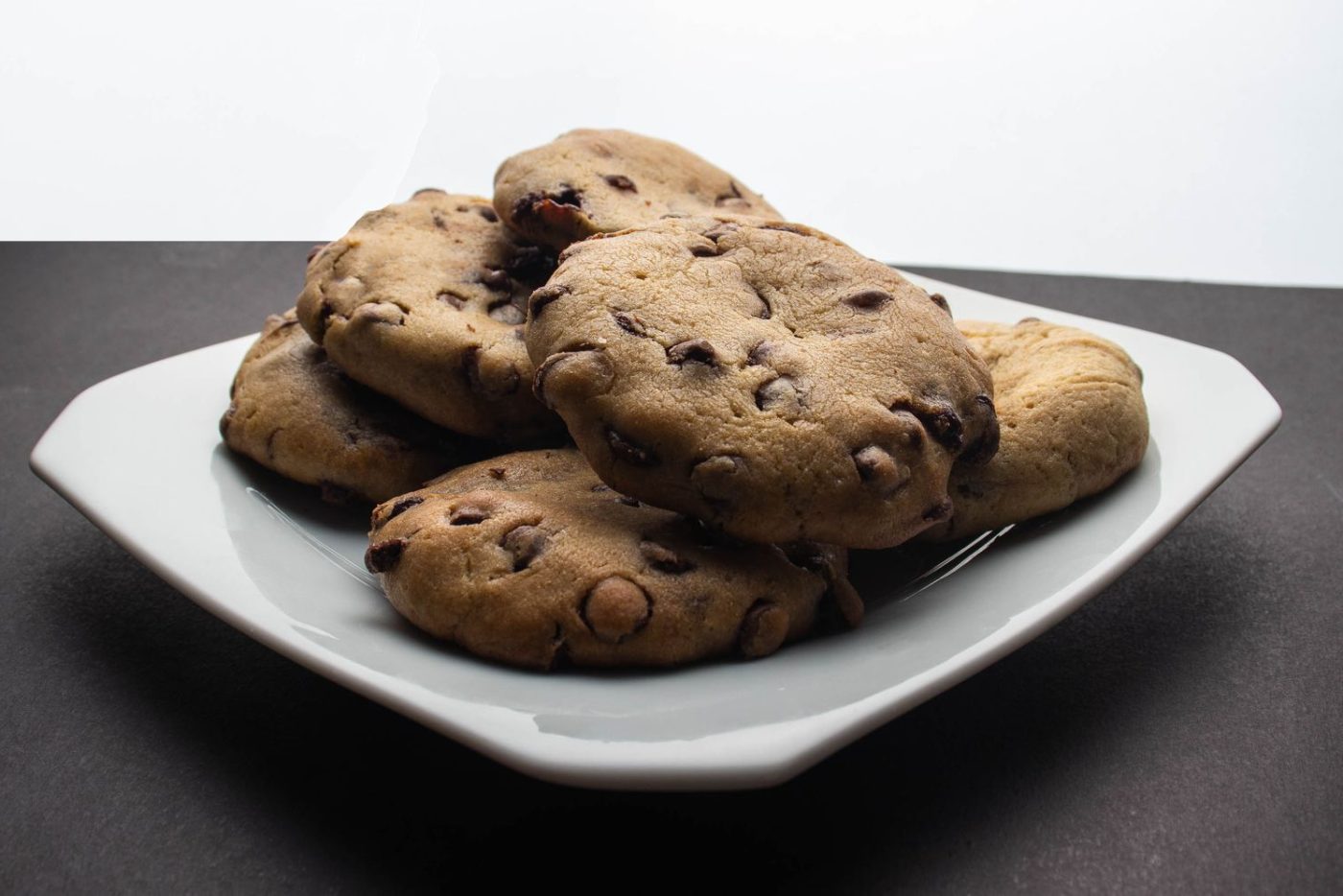 Cookies aux pépites de chocolat sur une assiette blanche