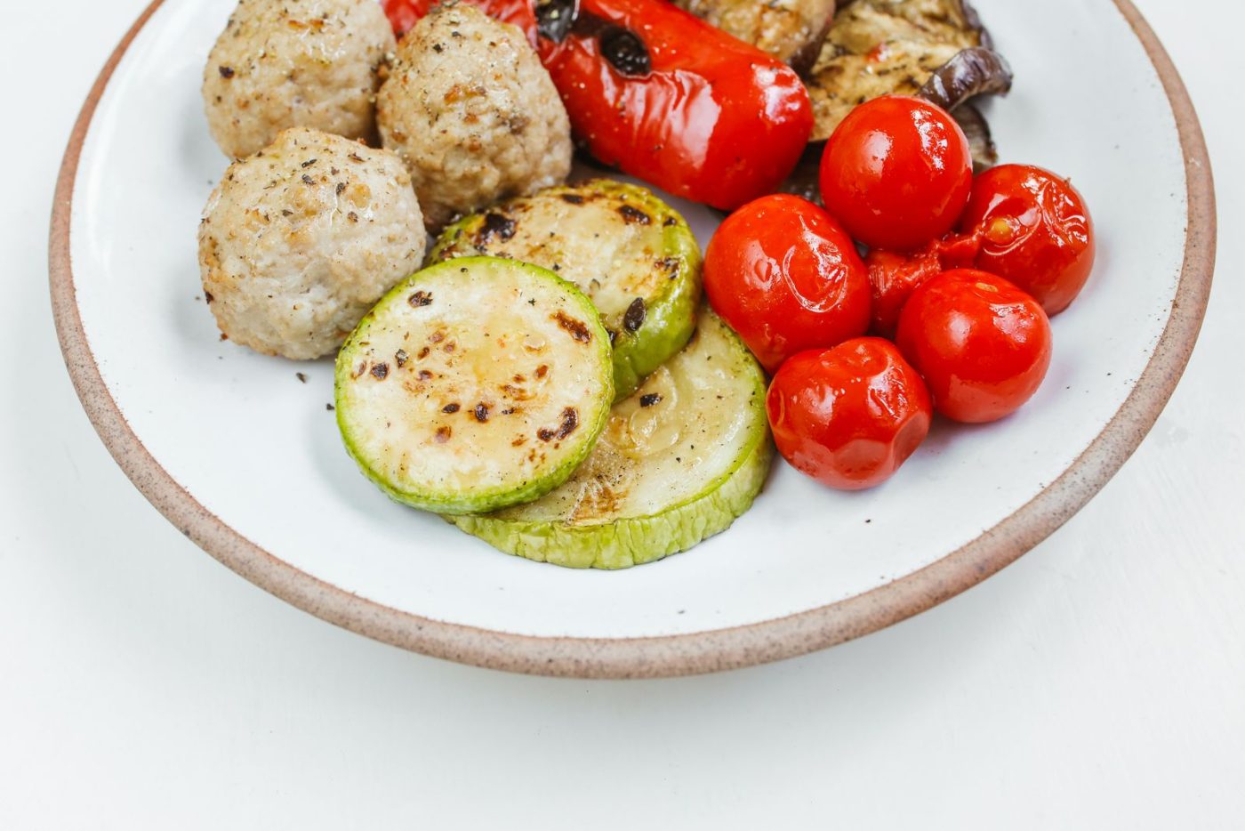 Rondelles de courgette rôties, tomates cerises et boulettes
