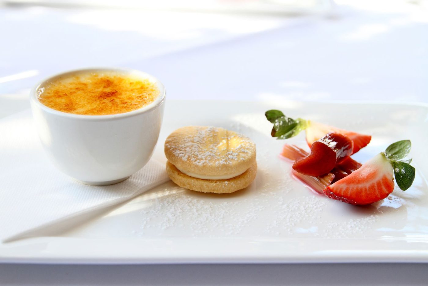 Crème brûlée en ramequin, biscuits et fraises