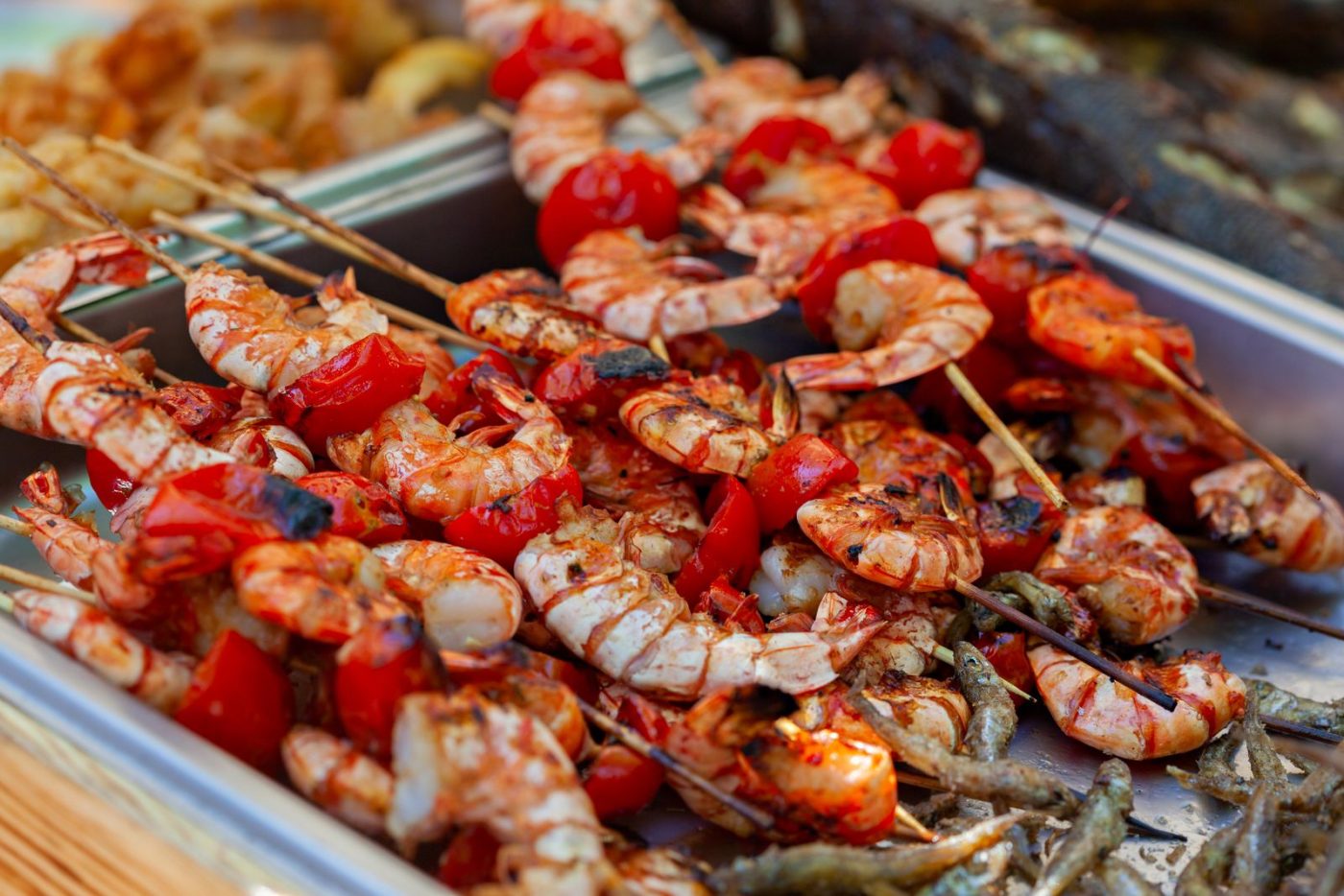 Brochettes de crevettes grillées avec des poivrons