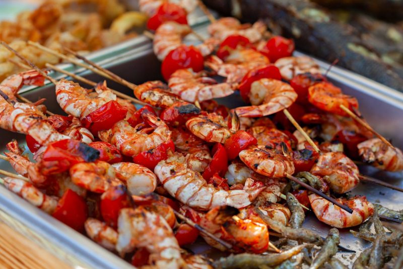 Brochettes de crevettes grillées avec des poivrons