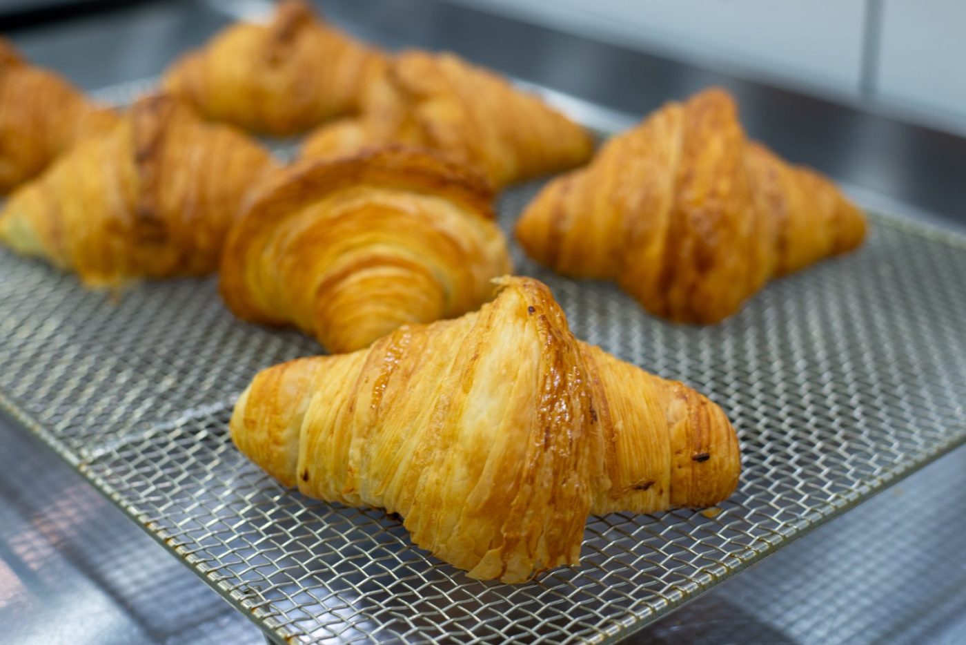 Croissants dorés posés sur une grille