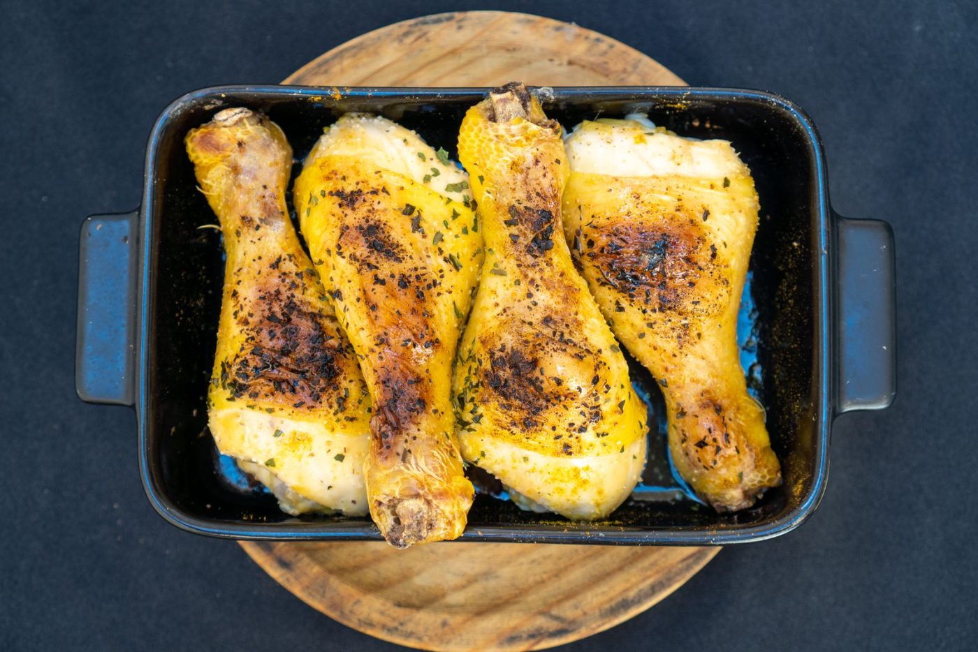 Cuisses de volaille rôties dans un plat en fonte