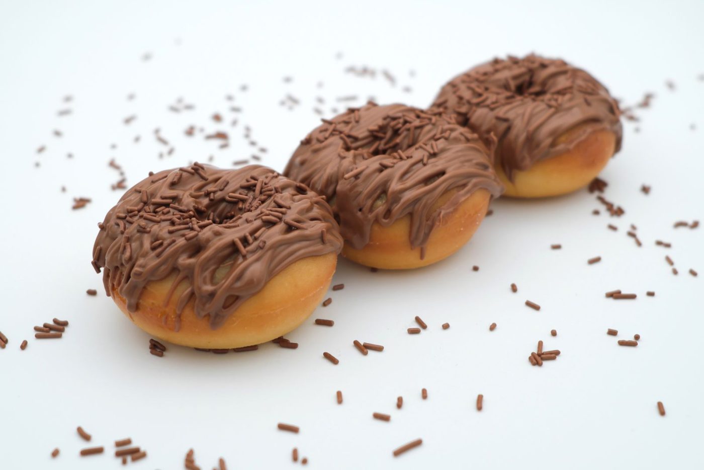 Trois donuts glacés au chocolat
