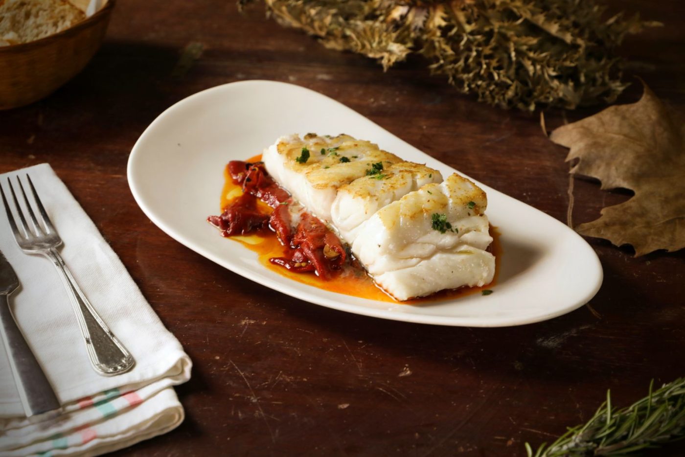 Filet de poisson blanc rôti sur une sauce tomate