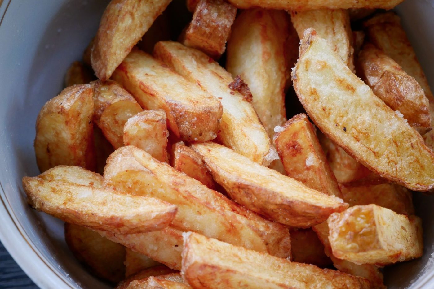 Frites maison épaisses dans un saladier