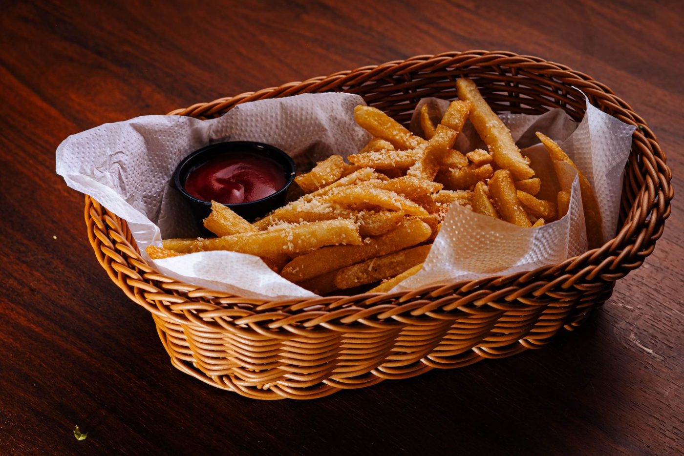 Frites fines dans une corbeille, avec du ketchup