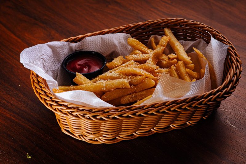 Frites fines dans une corbeille, avec du ketchup