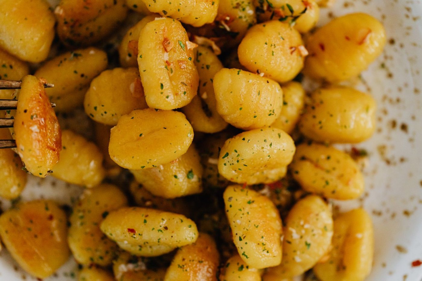 Gnocchis dorés aux herbes, en gros plan
