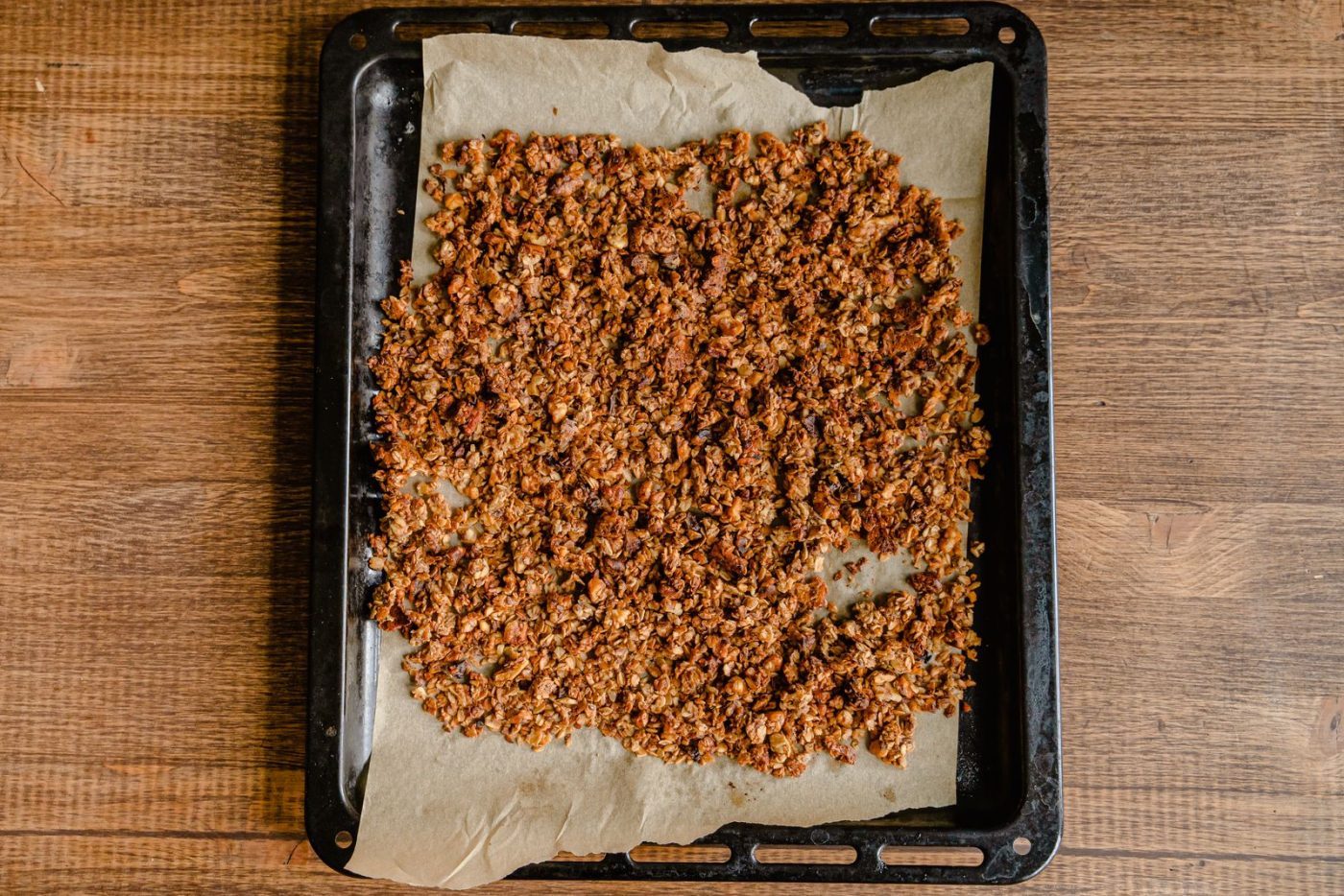 Granola maison étalé sur une plaque de cuisson