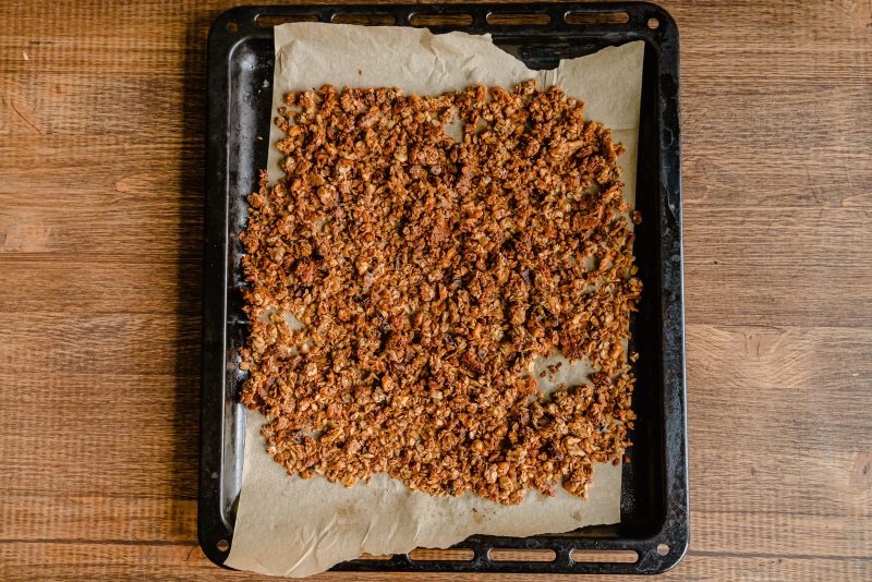 Granola maison étalé sur une plaque de cuisson