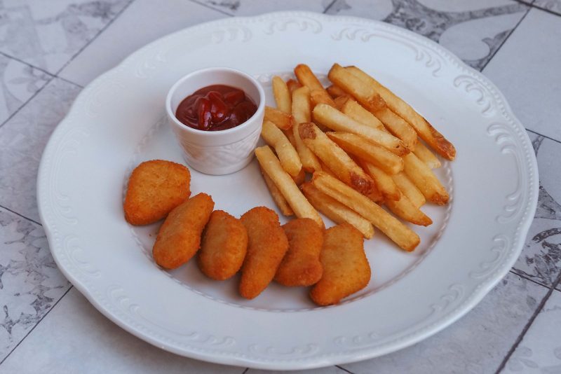 Nuggets de poulet et frites avec un pot de ketchup