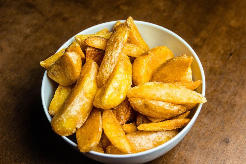 Potatoes dorées et épicées dans un bol blanc