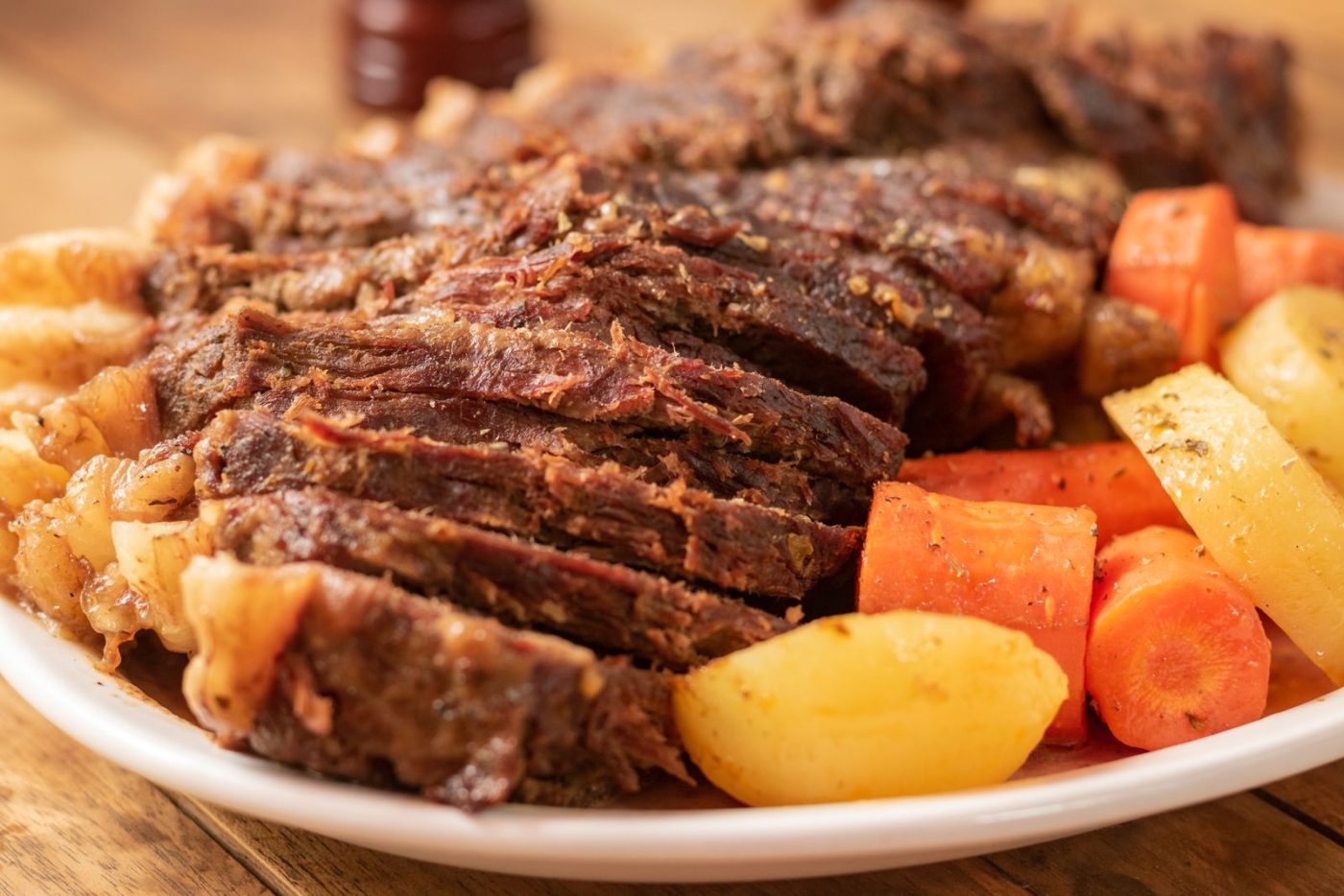 Rôti de bœuf tranché avec carottes et pommes de terre