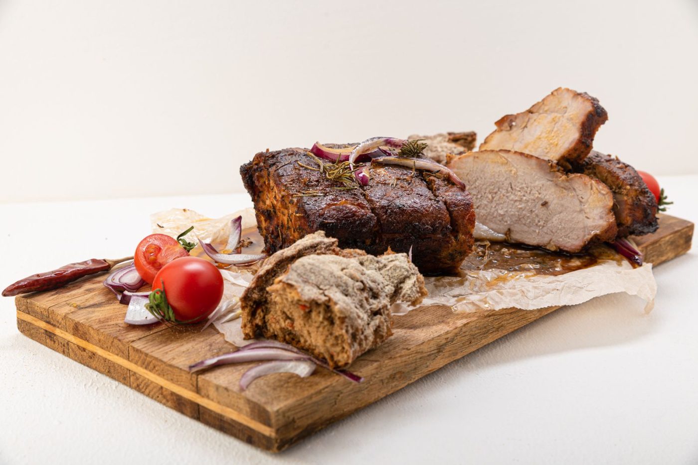 Morceaux de porc rôtis sur une planche à découper