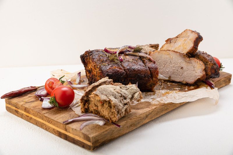 Morceaux de porc rôtis sur une planche à découper