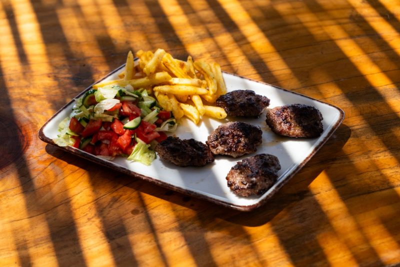 Steaks hachés grillés avec frites et salade de tomates