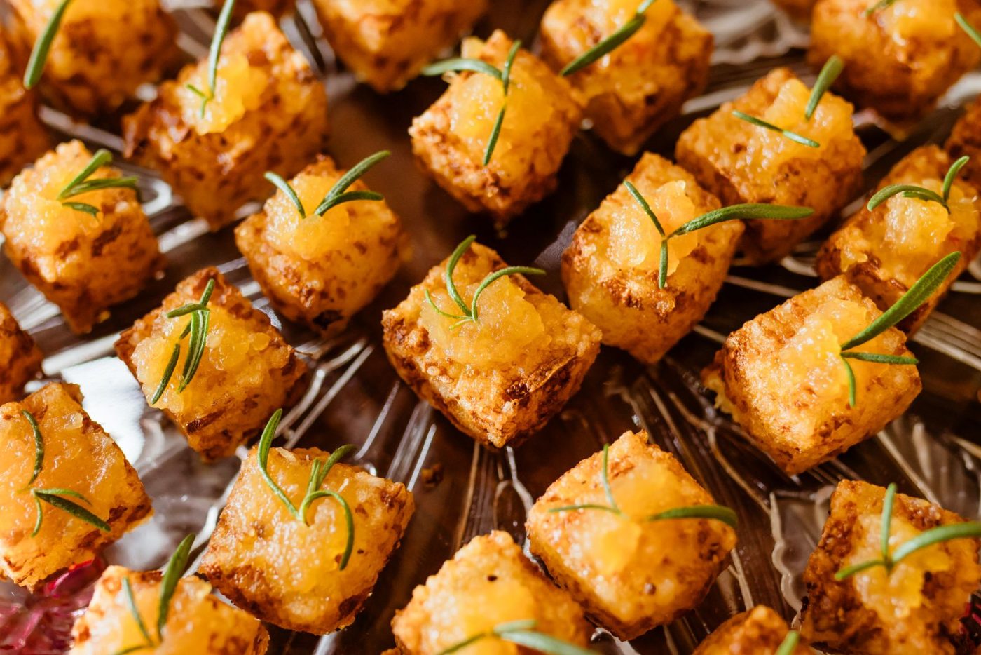 Cubes de tofu dorés et croustillants piqués de romarin