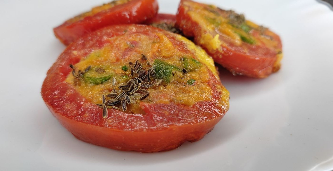 Tomates farcies gratinées aux herbes, en gros plan
