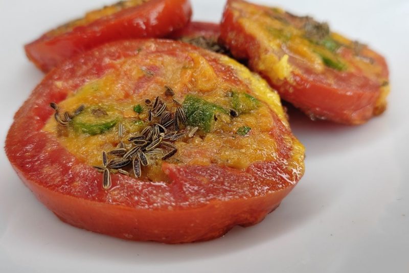 Tomates farcies gratinées aux herbes, en gros plan